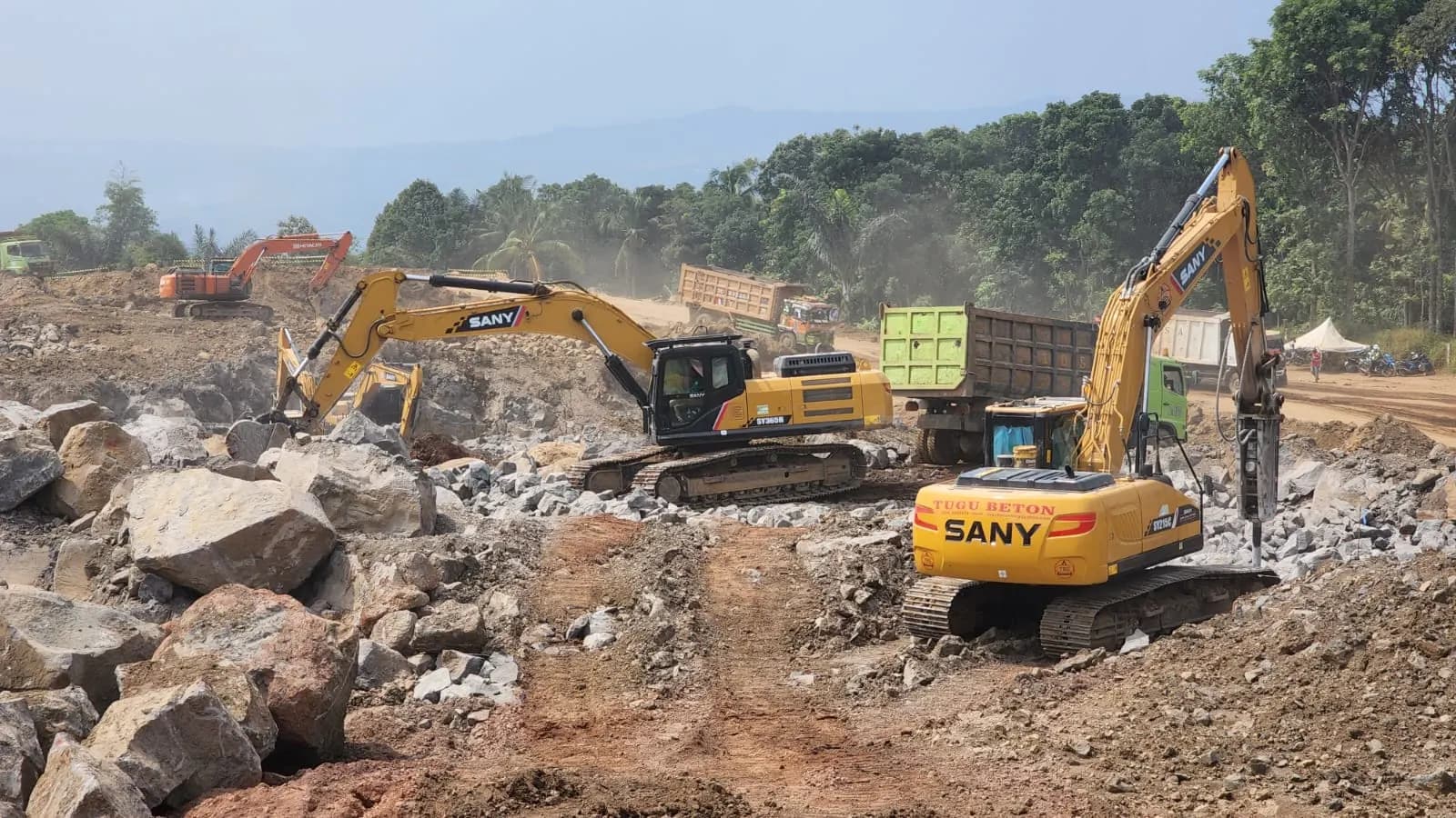 Ekskavator mengerjakan pekerjaan tanah di lokasi proyek