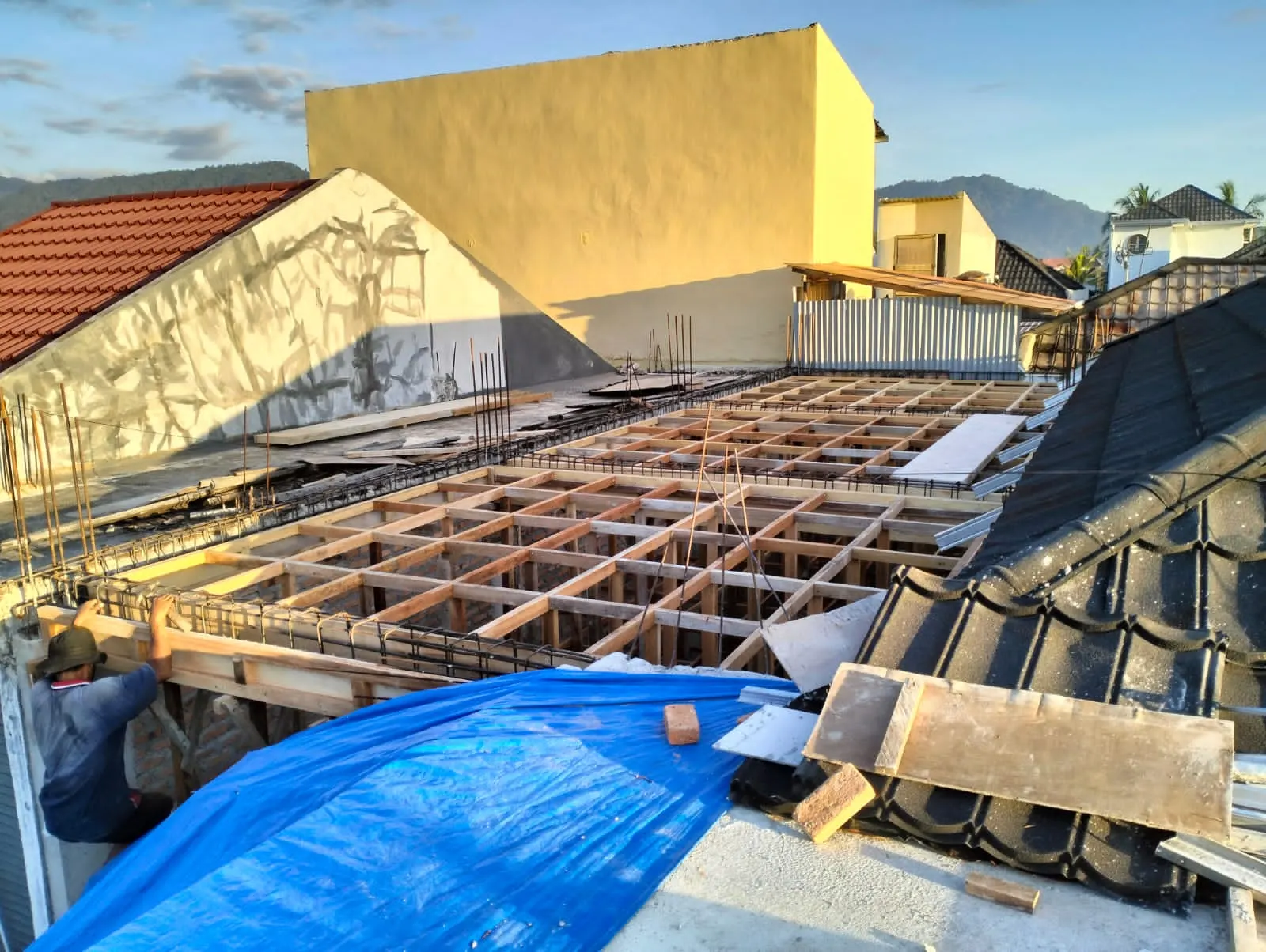 Bekisting dan besi plat lantai yang siap dicor
