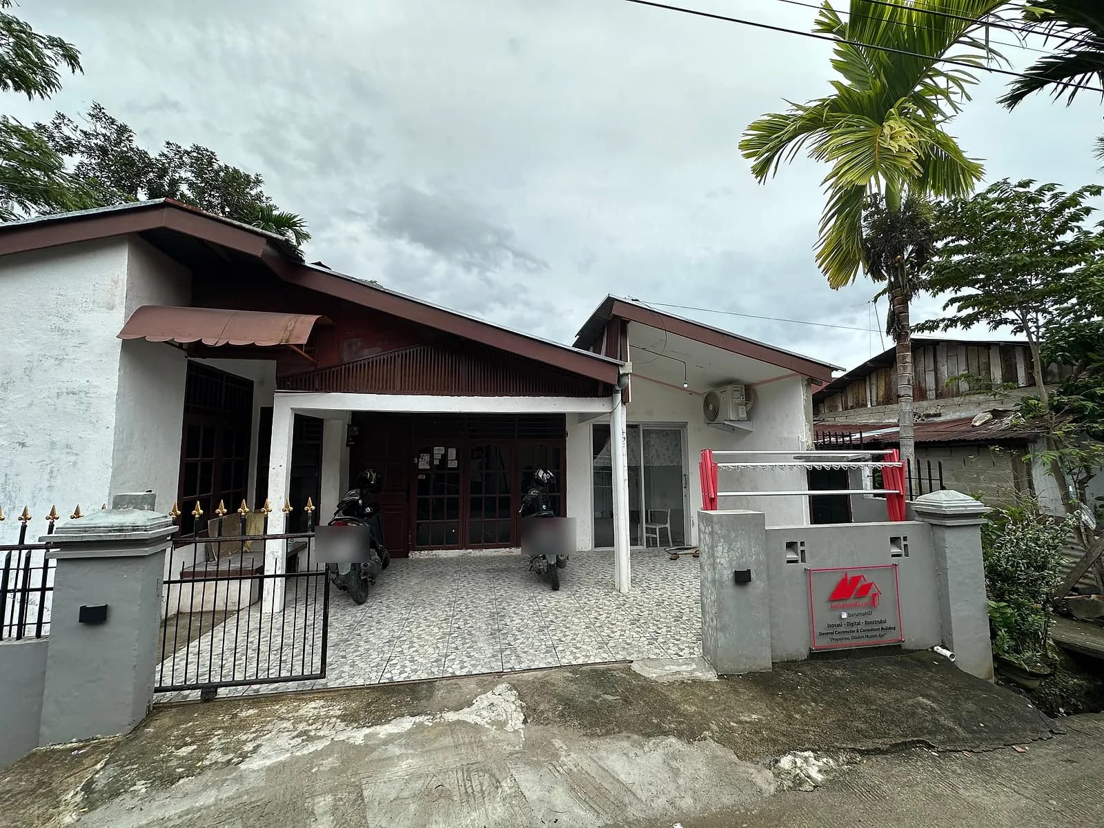 Tampak depan rumah 4 kamar